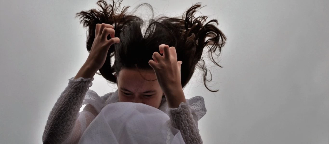 Μόνο προβλήματα: Τι είναι η δερματιλλομανία που εμφάνισαν πολλά παιδιά κατά την πανδημία;